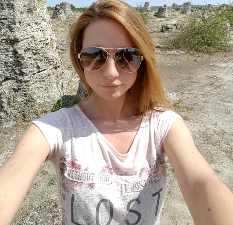 Selfie girl with lg g6